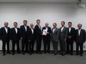 写真：要望書提出の様子1