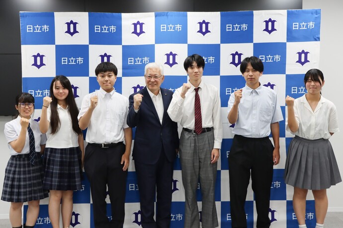 7月15日に市長を表敬訪問し、意気込みを語った生徒たち