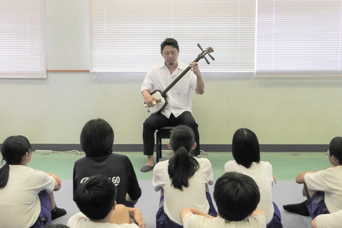 津軽じょんから節を披露する上妻宏光さん