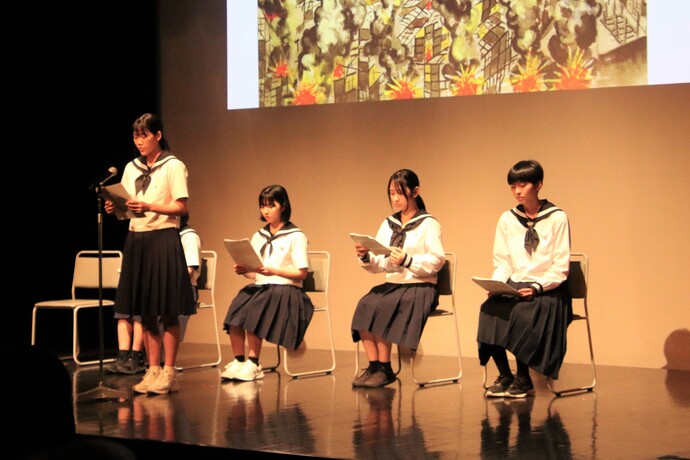 高校生による戦争体験を綴った文集の朗読