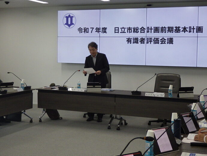 令和7年度総合計画前期基本計画有識者評価会議の写真1(委員長挨拶時)