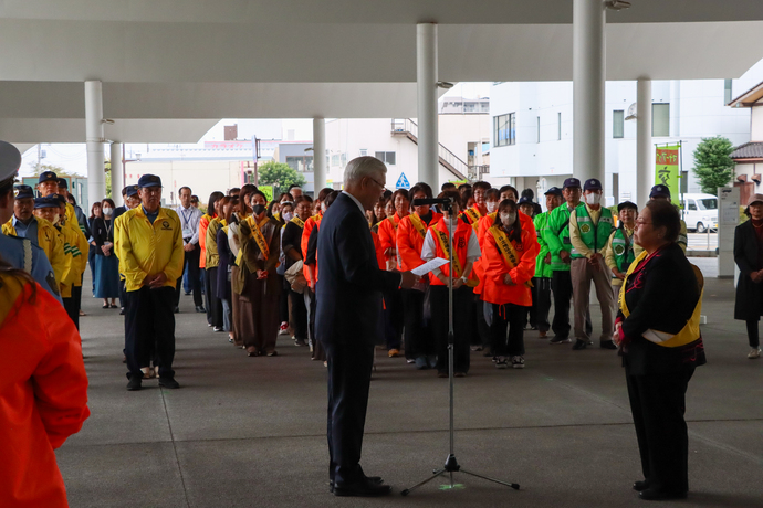 決意表明を読み上げる小川市長