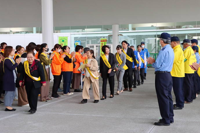 伝達式の後、次の目的地である常陸大宮市へ向かうキャラバン隊一同