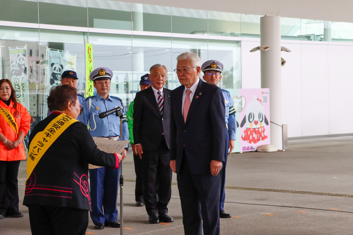 県知事からのメッセージを読み上げる県交通安全母の会間中会長