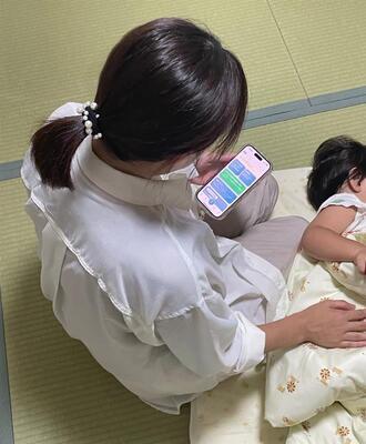 母親がオンライン医療相談を使う様子