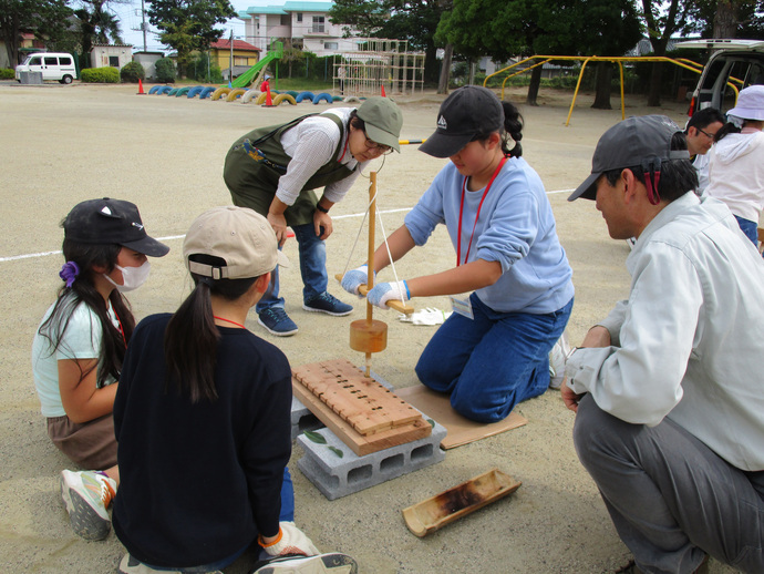 火おこし体験のようす