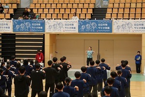 写真：岡本美佳特別審査員ご指導のもと、みんなでラジオ体操