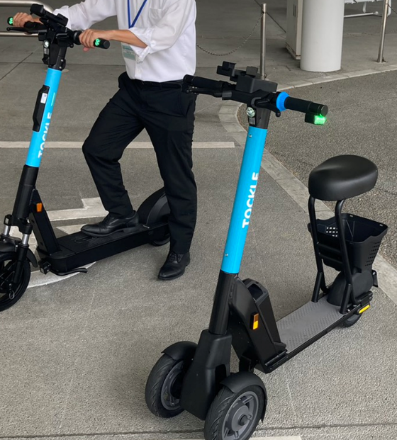 キックボードに乗る様子