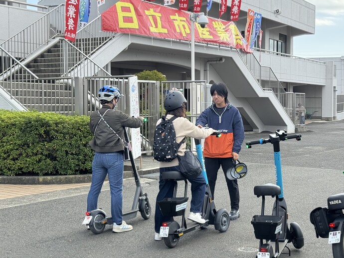 キックボードの乗車の様子（2枚目)