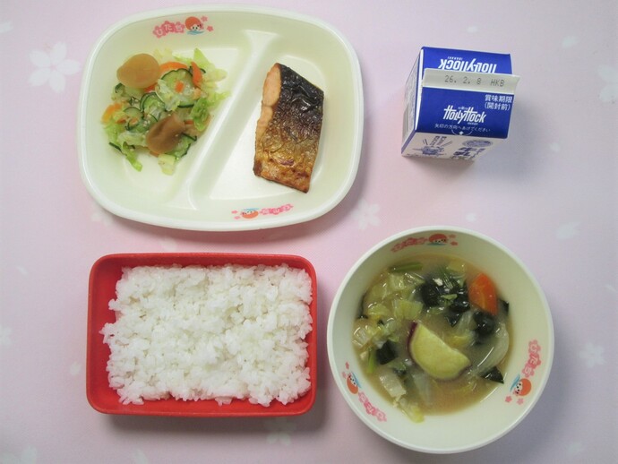 写真：ごはん、牛乳、ますの塩焼き、たくあんと野菜のあえもの、さつまいものみそ汁