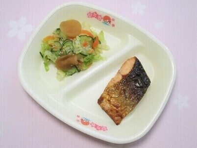 写真：ますの塩焼き と たくあんと野菜のあえもの