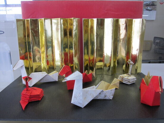 昨年度の折り紙教室で作成した、干支である巳年の飾り物です。