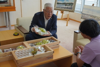 ぶどうを手に取る市長