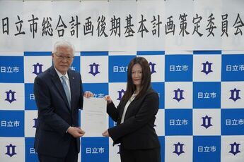 代表して、佐藤委員に委任状を手交