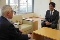市長と対話する本間GM