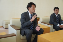 市長と対話する本間GM