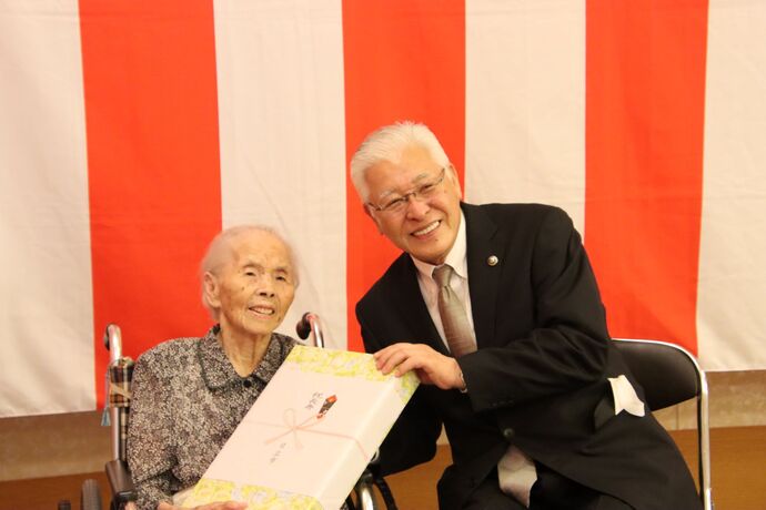 日立市内最高齢、森田ユキさんと小川市長
