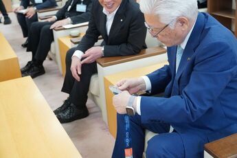 柴田選手の銀メダルを手に取る小川市長