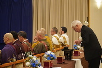 祭壇に向かって祈る小川市長