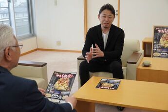 祭りの新しいコンセプトや初監修の意気込みを市長に報告する上妻氏