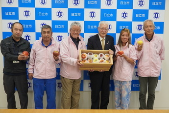 中里地区のりんご生産者の皆さんと小川市長