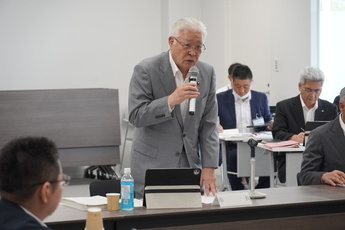 会議で挨拶をする小川市長