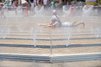噴水で水遊びを楽しむ子ども