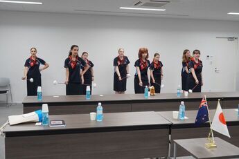 先住民マオリ族の伝統舞踊を披露するガールガイドの皆さん