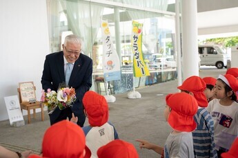 茨城キリスト教大学附属認定こども園せいじ園の園児の皆さんから花束を受け取る小川市長