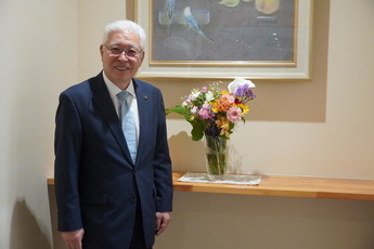 市長室の前に飾られた花束と小川市長