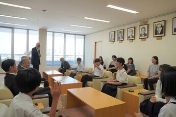生徒の皆さんから抱負等を聞く小川市長