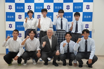 出場する選手と市長の集合写真