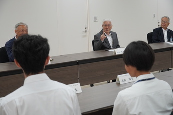 高校生を激励する小川市長