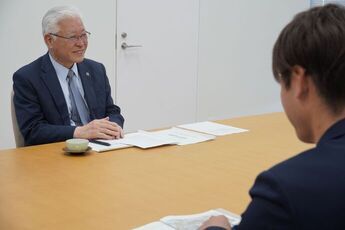 活動報告を受ける小川市長