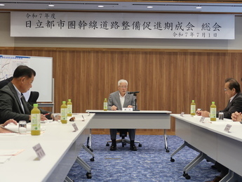 総会で発言する小川市長