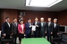 国土交通省の中野大臣へ手交