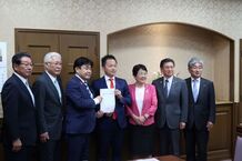 財務省の土田大臣政務官へ手交