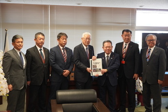 酒井副大臣への手交