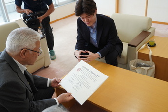 市長に卒業証書の説明をする松野さん