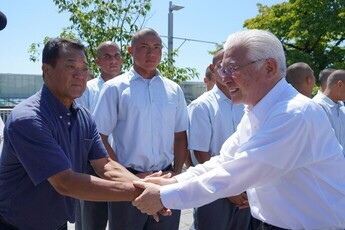 明秀日立の金沢監督と握手を交わす小川市長