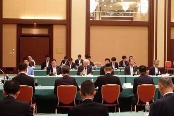 意見交換会で発言をする小川市長