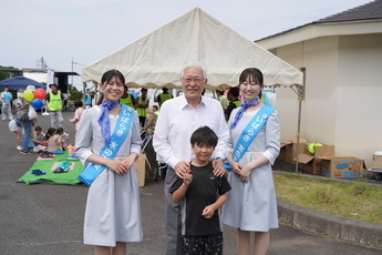いばらき水の天使と来場者との記念写真
