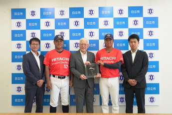 野球部関係者と市長の記念写真