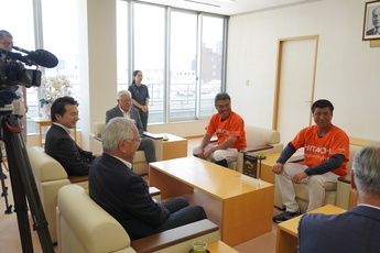 激励に駆けつけた浅野哲衆議院議員