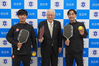 左から津島選手、小川市長、黒澤選手