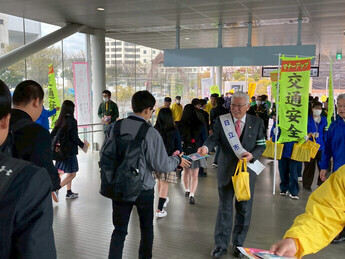 朝の日立駅で啓発グッズの配布を行う小川市長