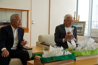 折笠のぶどうを手に取る小川市長