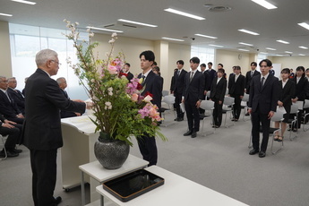 服務の宣誓を行う新任職員