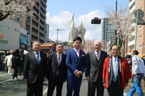 山辺町安達町長さま御一行と風流物の前で記念写真