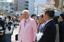 メインイベント会場を見学する小川市長